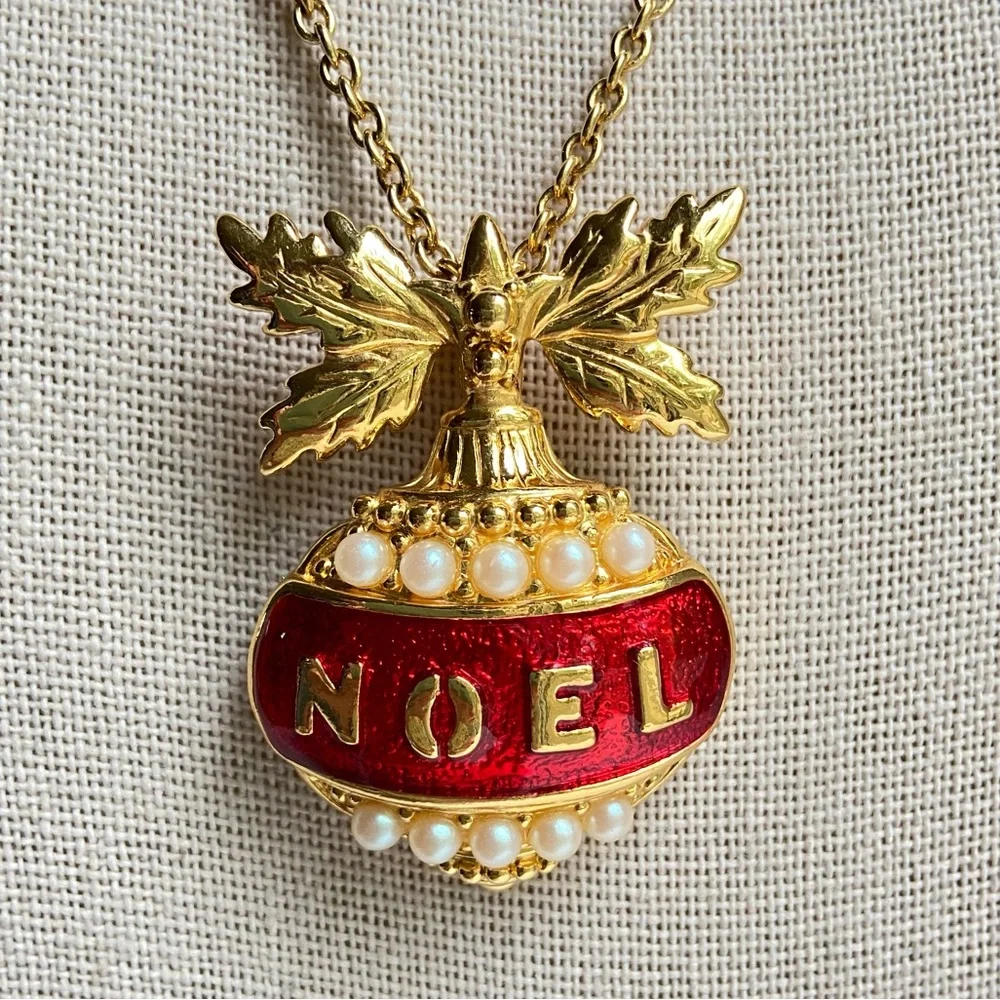 Avon Noel Christmas pendant necklace in goldtone with faux pearls and red enamel - Picture 2 of 10